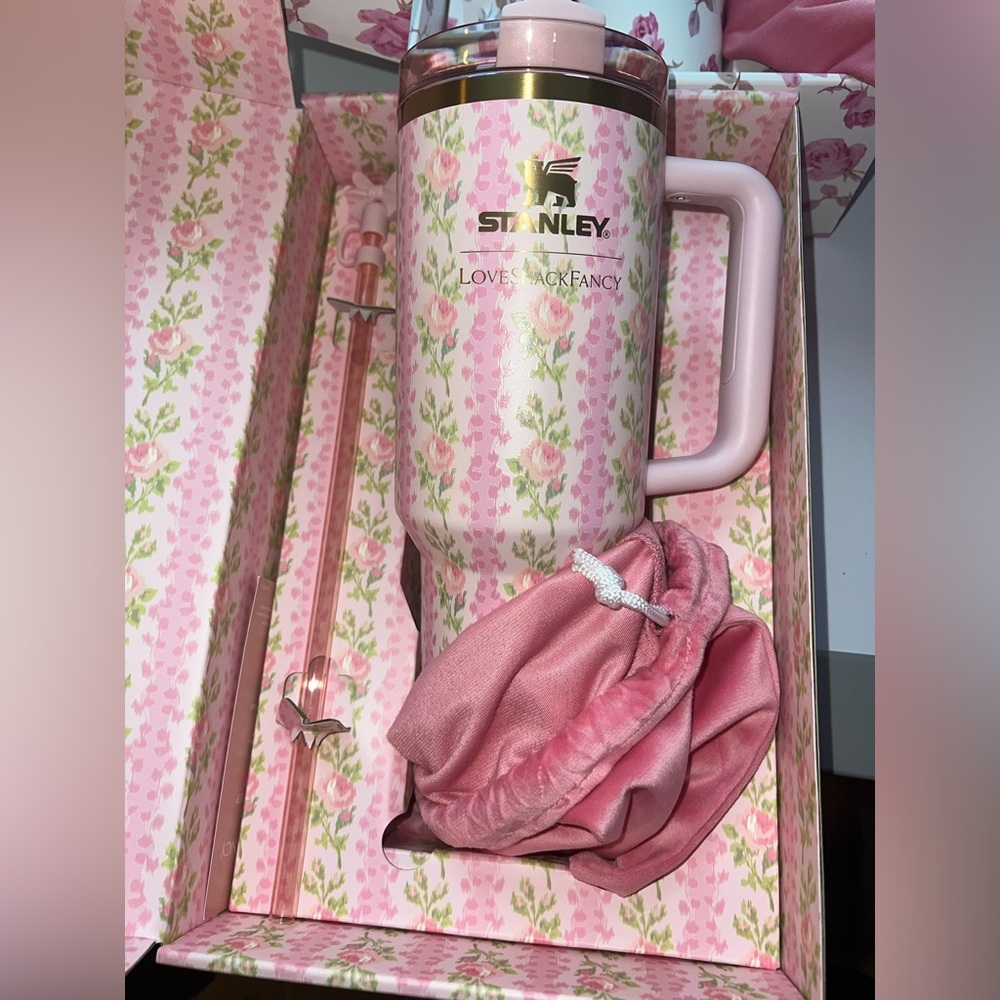 THE STANLEY X
LOVESHACKFANCY
QUENCHER | 40 OZ